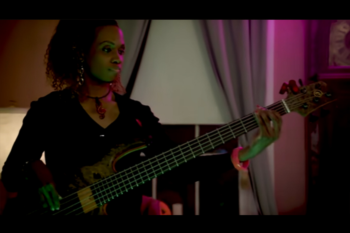 TiffsBass performing in JChris Hasta Abajo Video